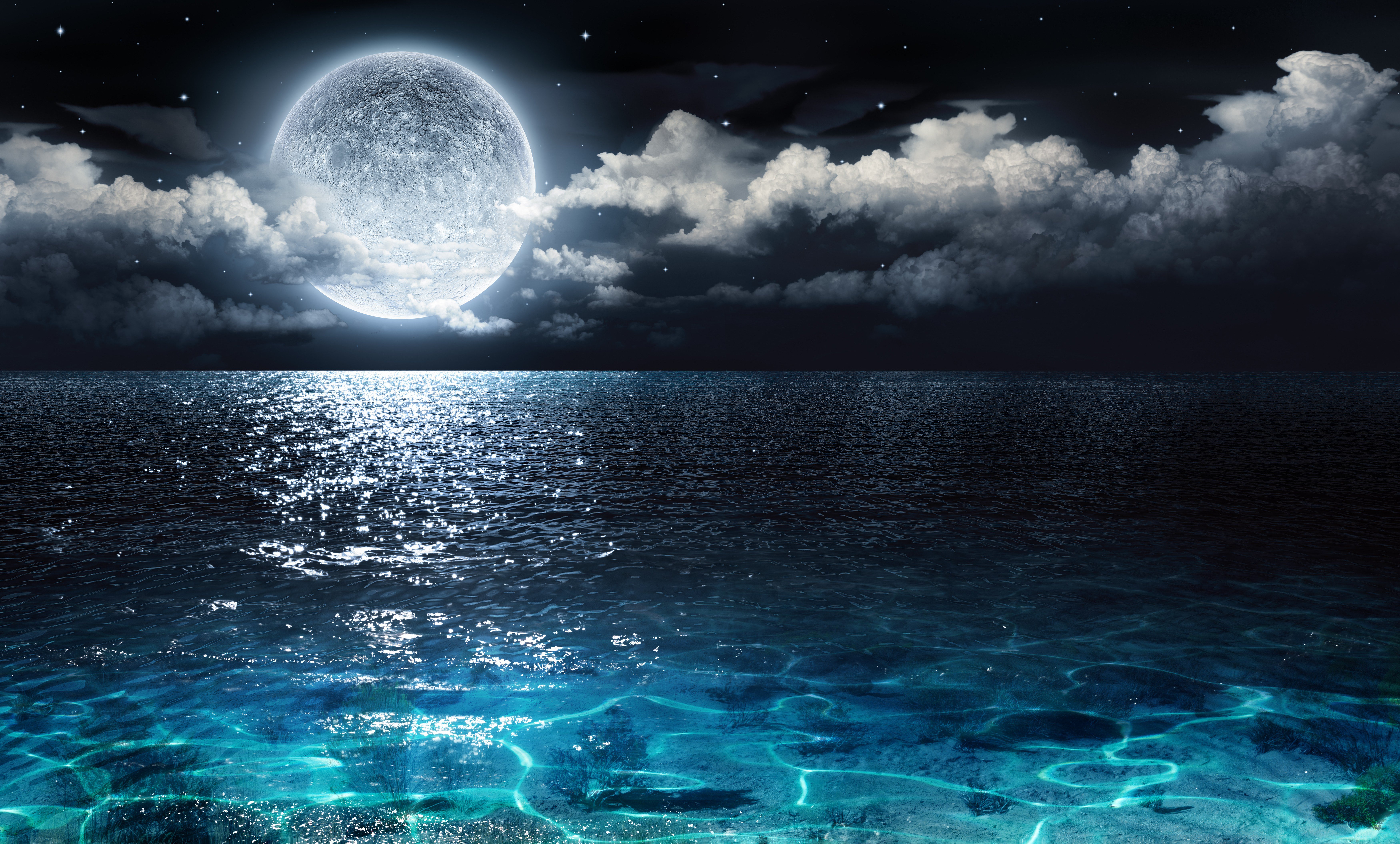 В глубине неба луна. Ночное море. Ночь в море. Луна и море. Ночь Луна море.