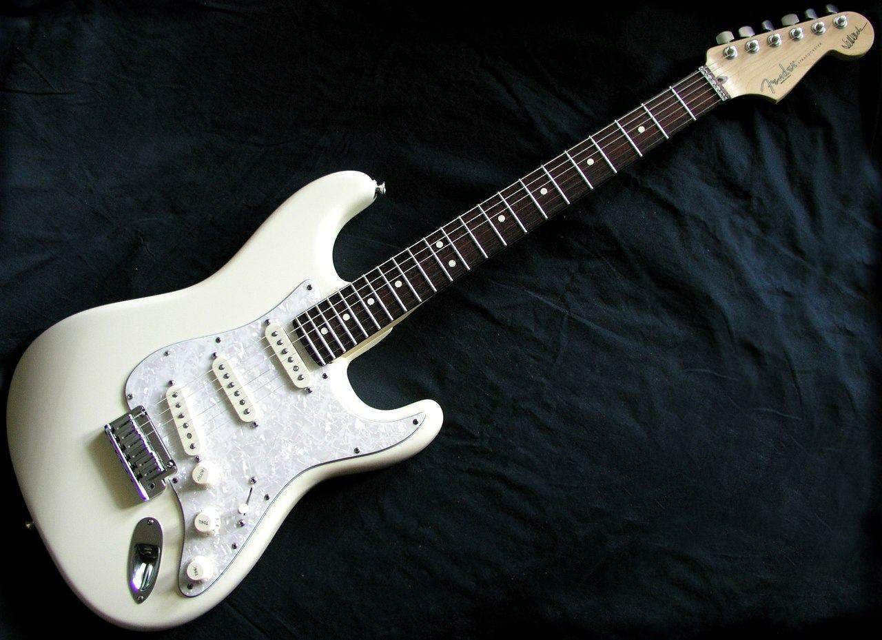 Stratocaster цена. Фендер стратокастер. Стратокастер Джефф Бек. Fender Stratocaster белый. Электрогитара Fender Squier Stratocaster анфас.