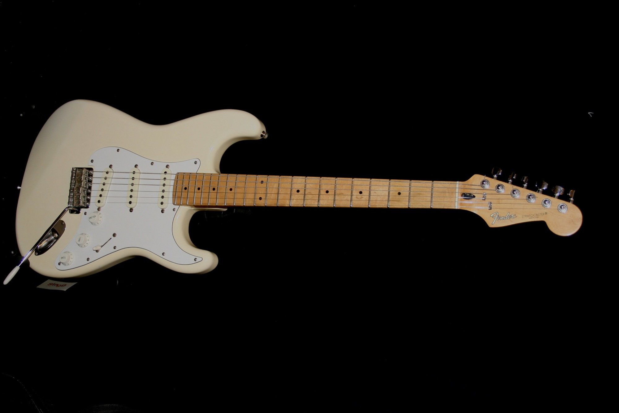 White stratocaster. Стратокастер гитара Fender. Fender Stratocaster белый. Гитара Fender Stratocaster белая. Жлектро ритара Фендер стратокастер бкла.