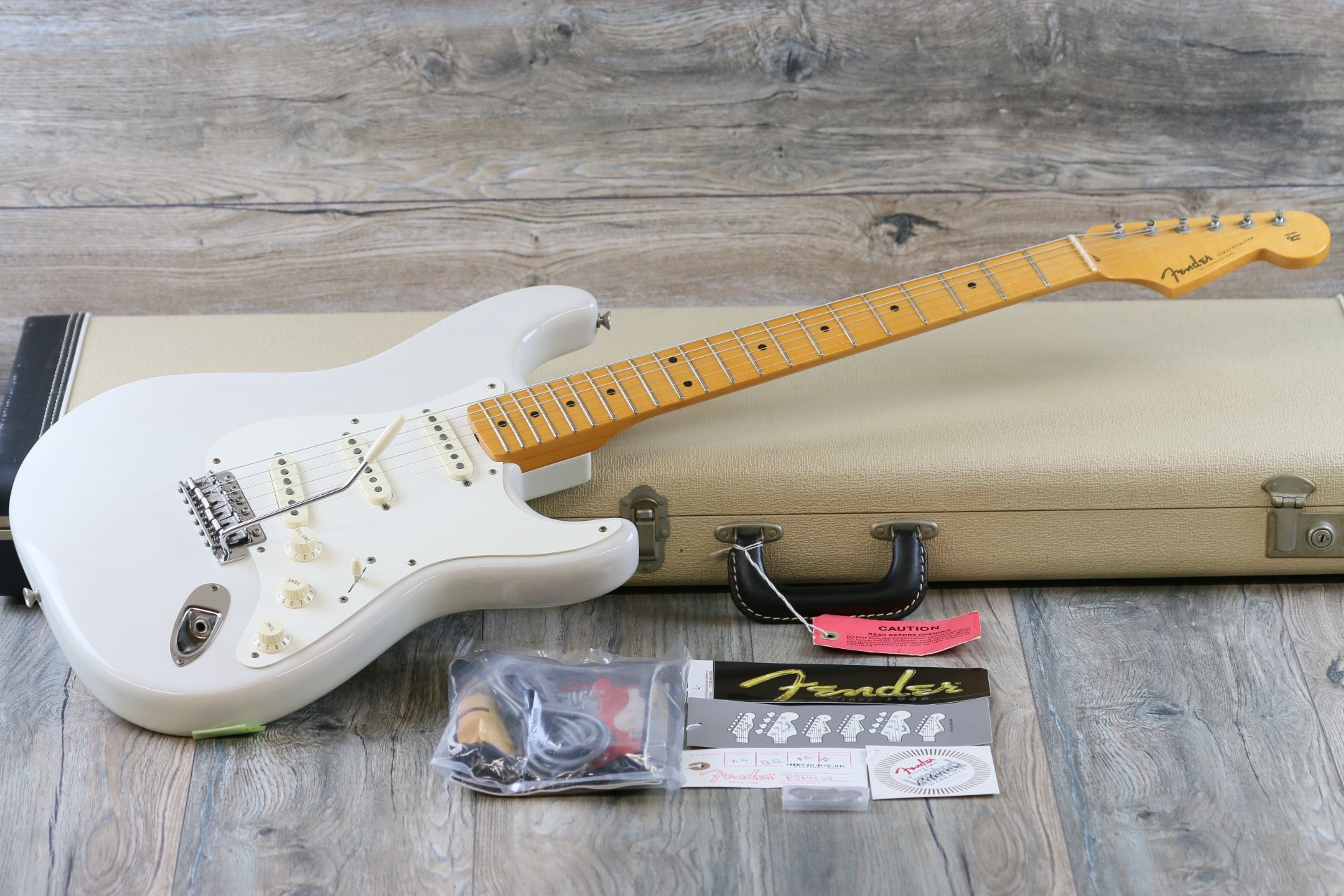 Stratocaster цена. Гитара Fender Stratocaster. Стратокастер гитара Fender. Fender Stratocaster белый. Гитара Fender Stratocaster белая.