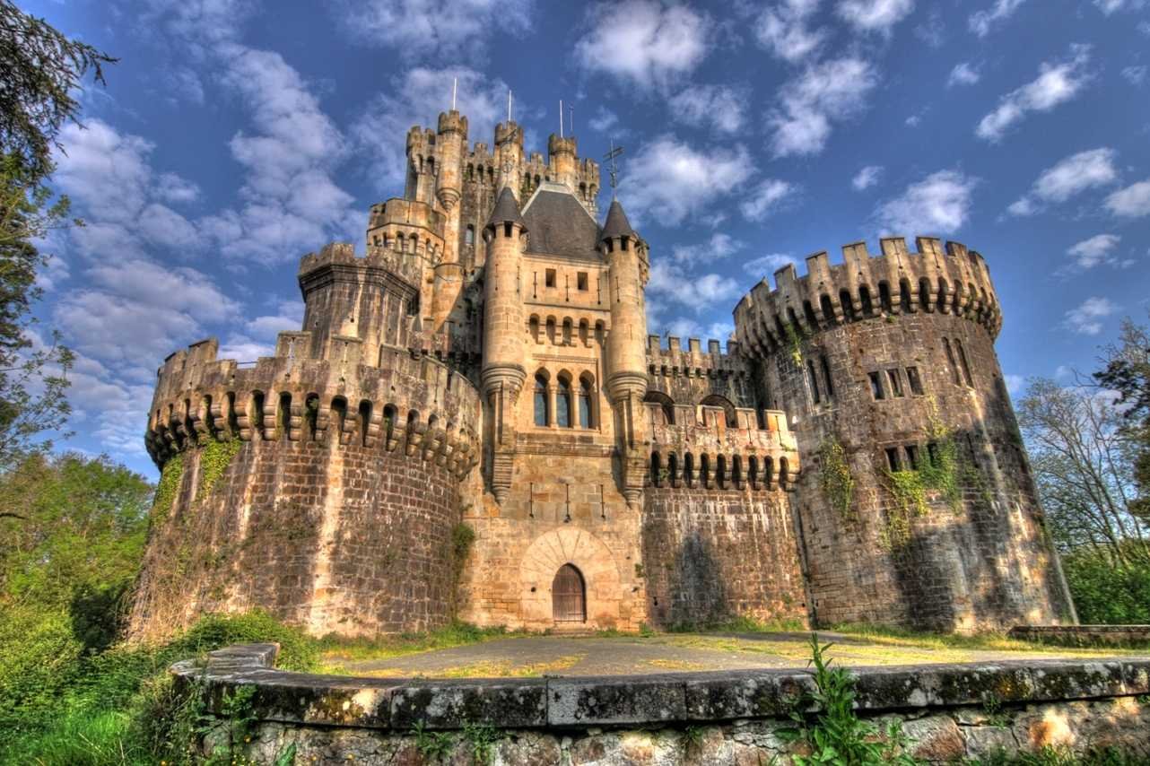 Замок средние. Замок Бутрон Испания. 14 Век Испания замок Бутрон. Замок Софоии Испании. Замок медивал Испания.