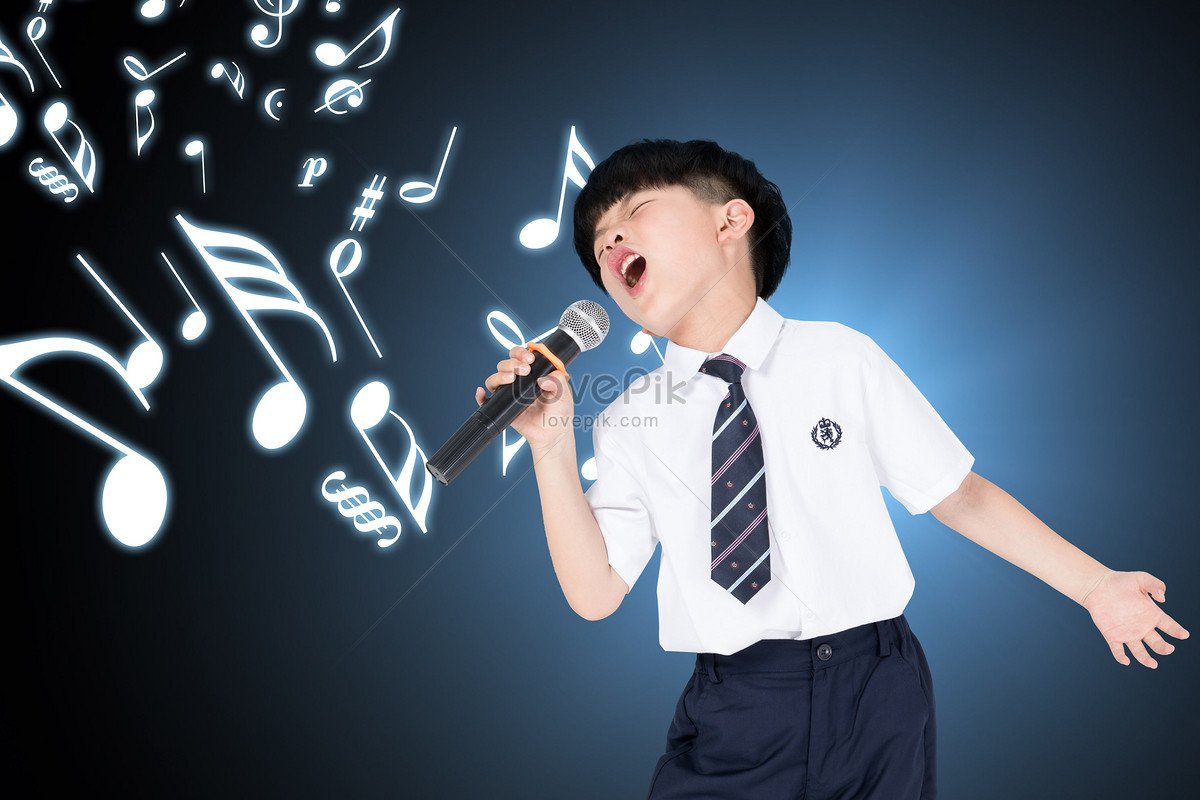 Поют юноши. Мальчик поет. Мальчик с микрофоном. Ребенок с микрофоном. Мальчик поет на сцене.