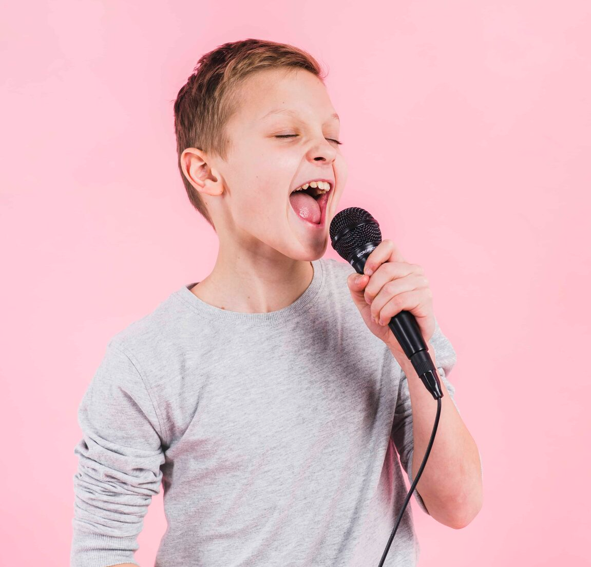 Мальчики пои. Дети поют. Мальчик поет. Мальчик с микрофоном. Ребенок с микрофоном.