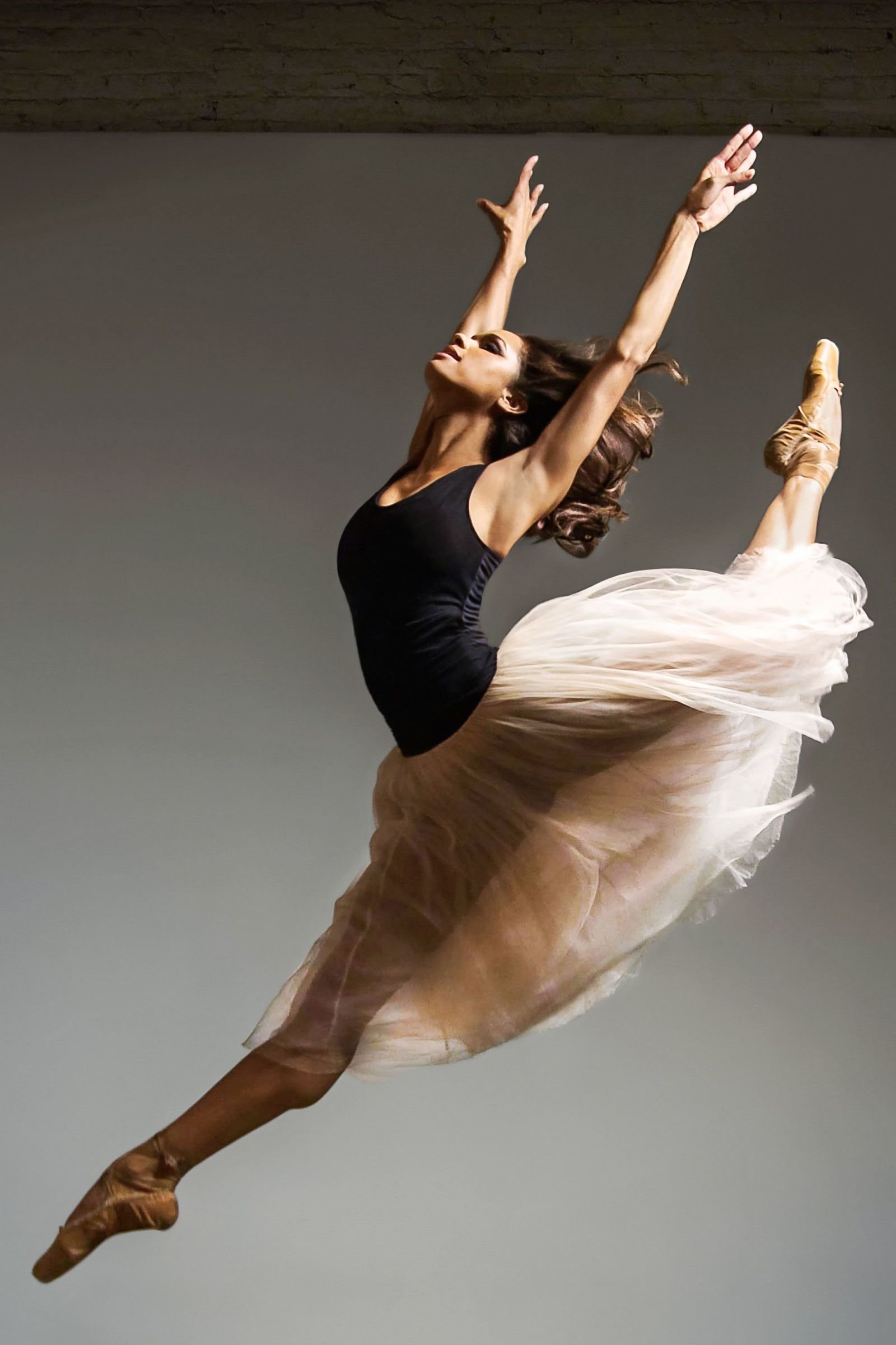 Балерина танцует. Мисти Коупленд. Красивые балерины. Балерина в прыжке. Танцовщица в прыжке.