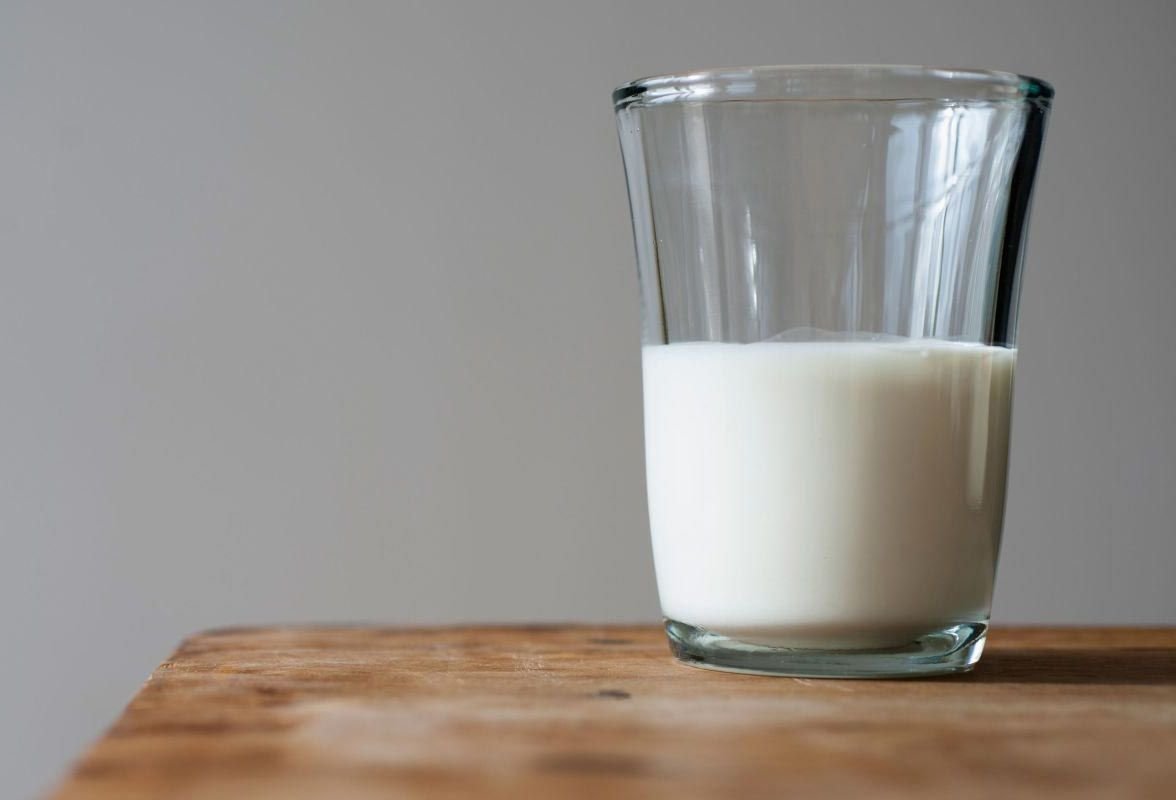 Недопитый стакан молока стоял на столе