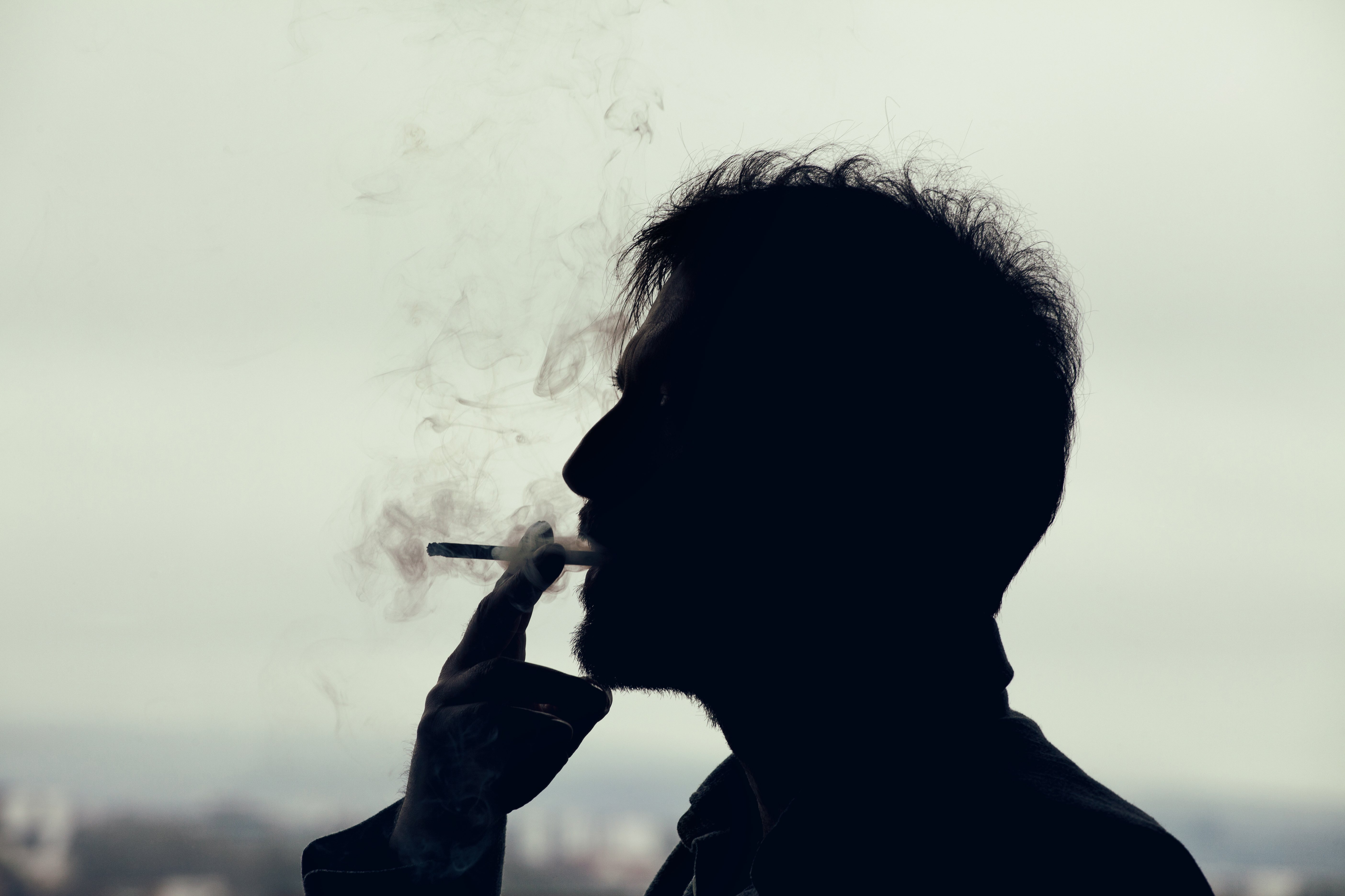 Аватарки курящие. Мужчина курит. Человек с сигаретой. Курящий мужчина. Мужик с сигаретой.