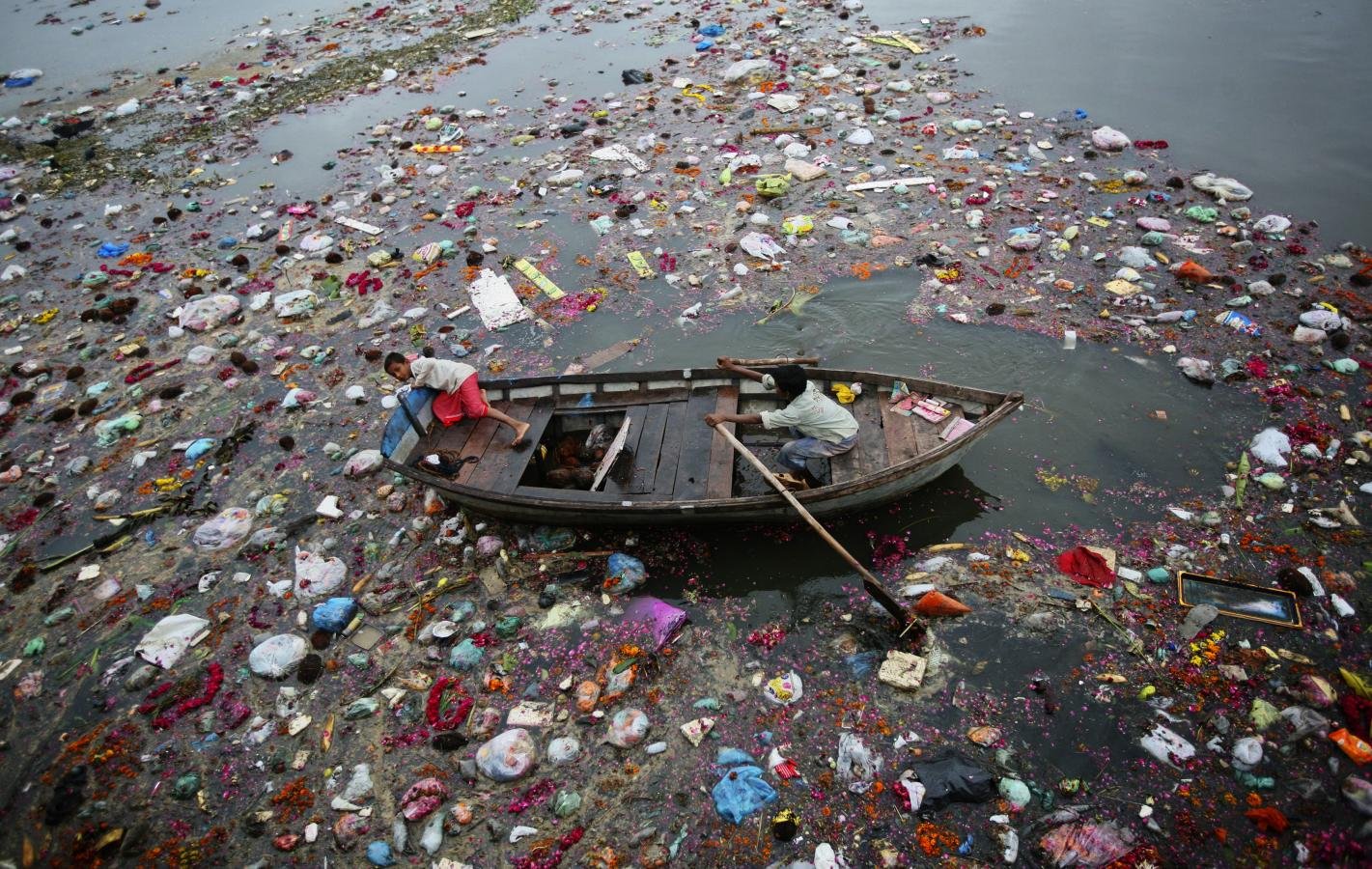Идти в грязной воде. Река Цитарум Индонезия. Загрязнение воды. Загрязнение рек. Грязная река.