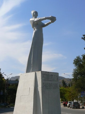 Памятник горянке в Карачаевске
