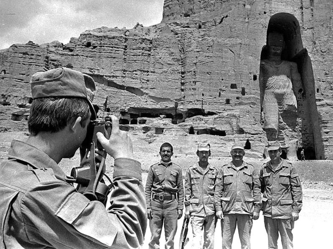 Что означает слово шурави. Бамиан Афганистан 1982 год. Бамиан Афганистан 1986 год. Шурави в Афганистане. Статуи Будды в Афганистане.