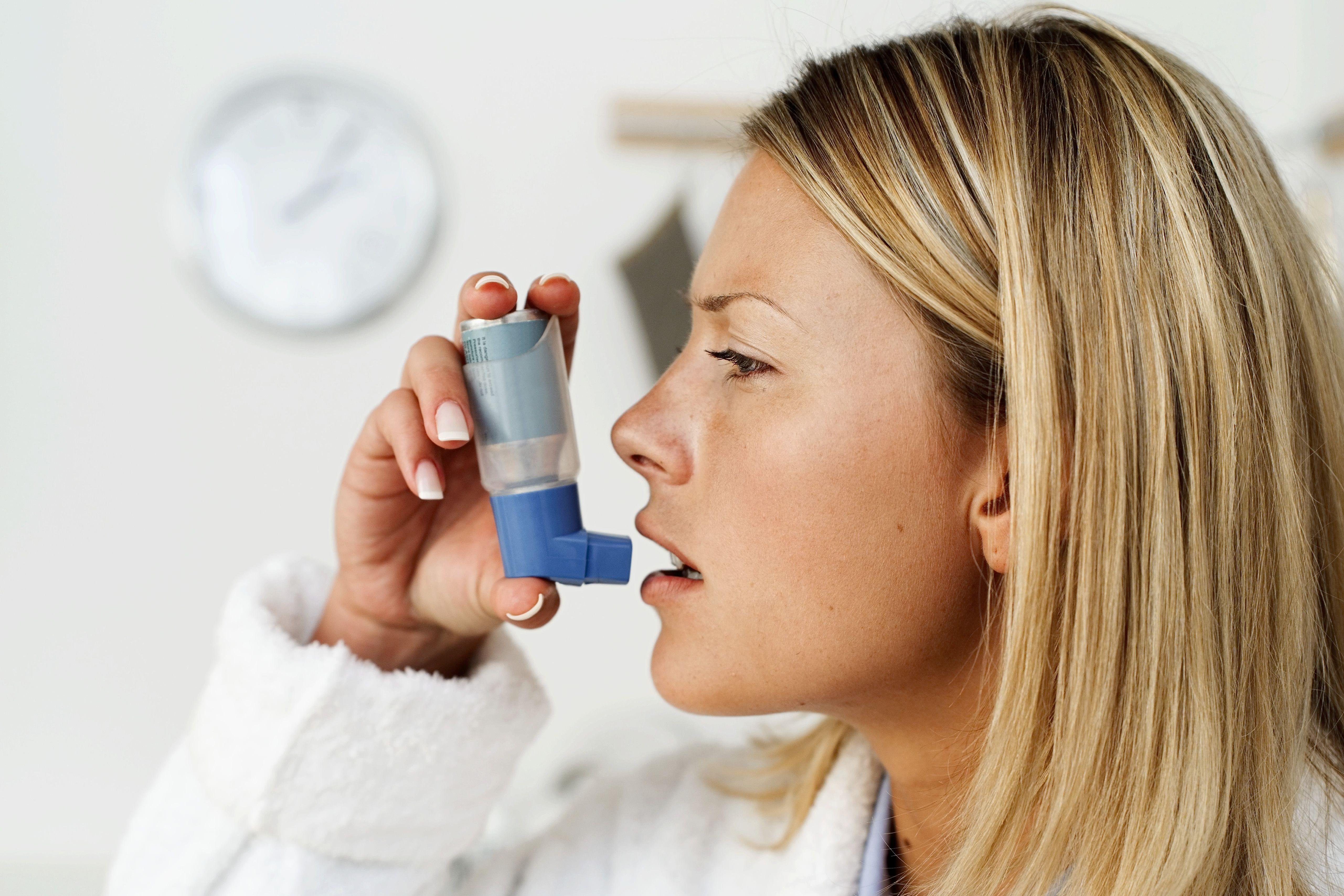Bronchial asthma. Бронхиальная астма. Пациент с бронхиальной астмой. Ингаляторы при бронхиальной астме. Ингаляционная терапия бронхиальной астмы.