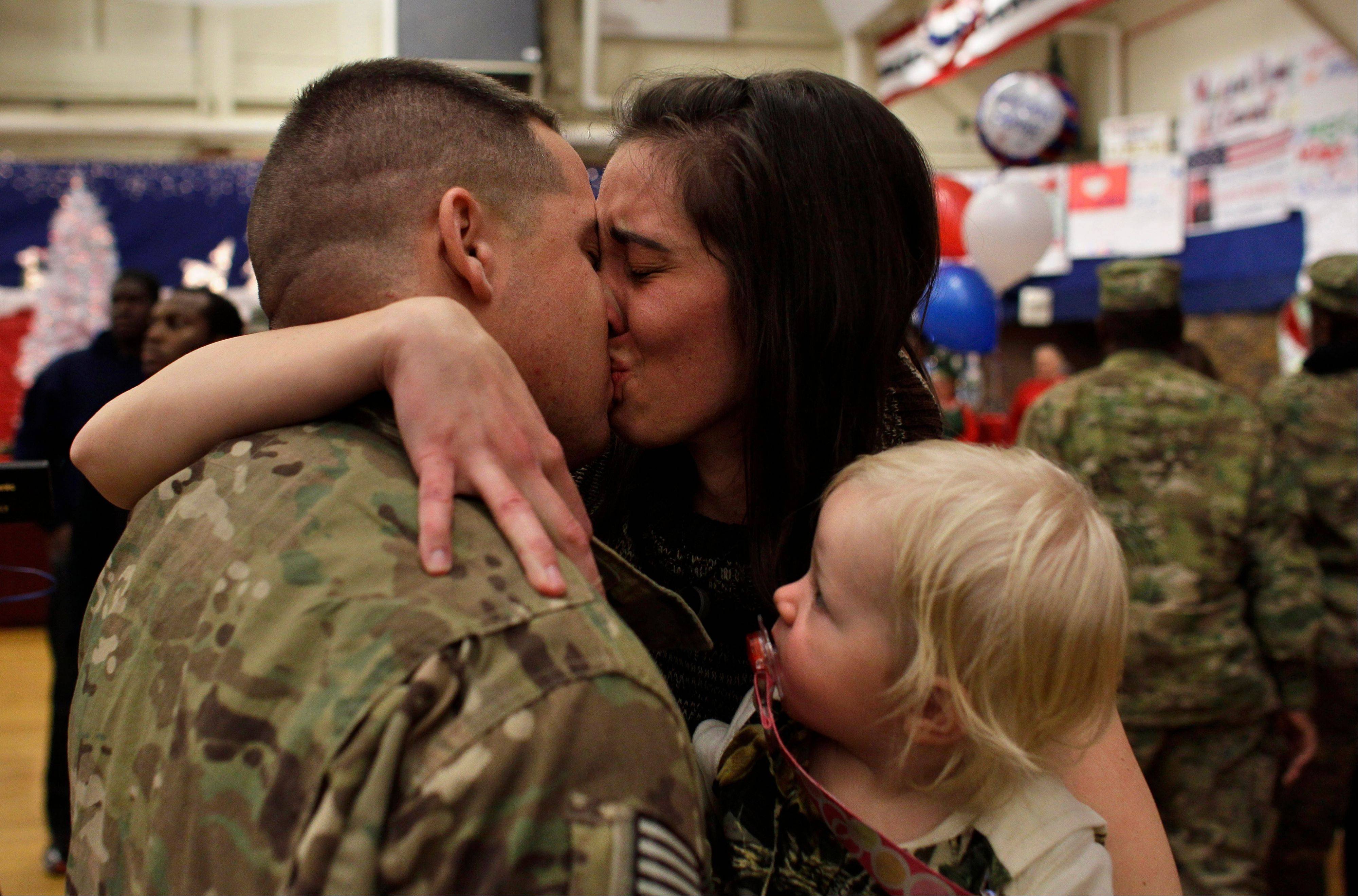 Мужик пришел с сво. Военный с ребенком. Парень вернулся с войны. Встреча солдата. Встреча детей с военными.