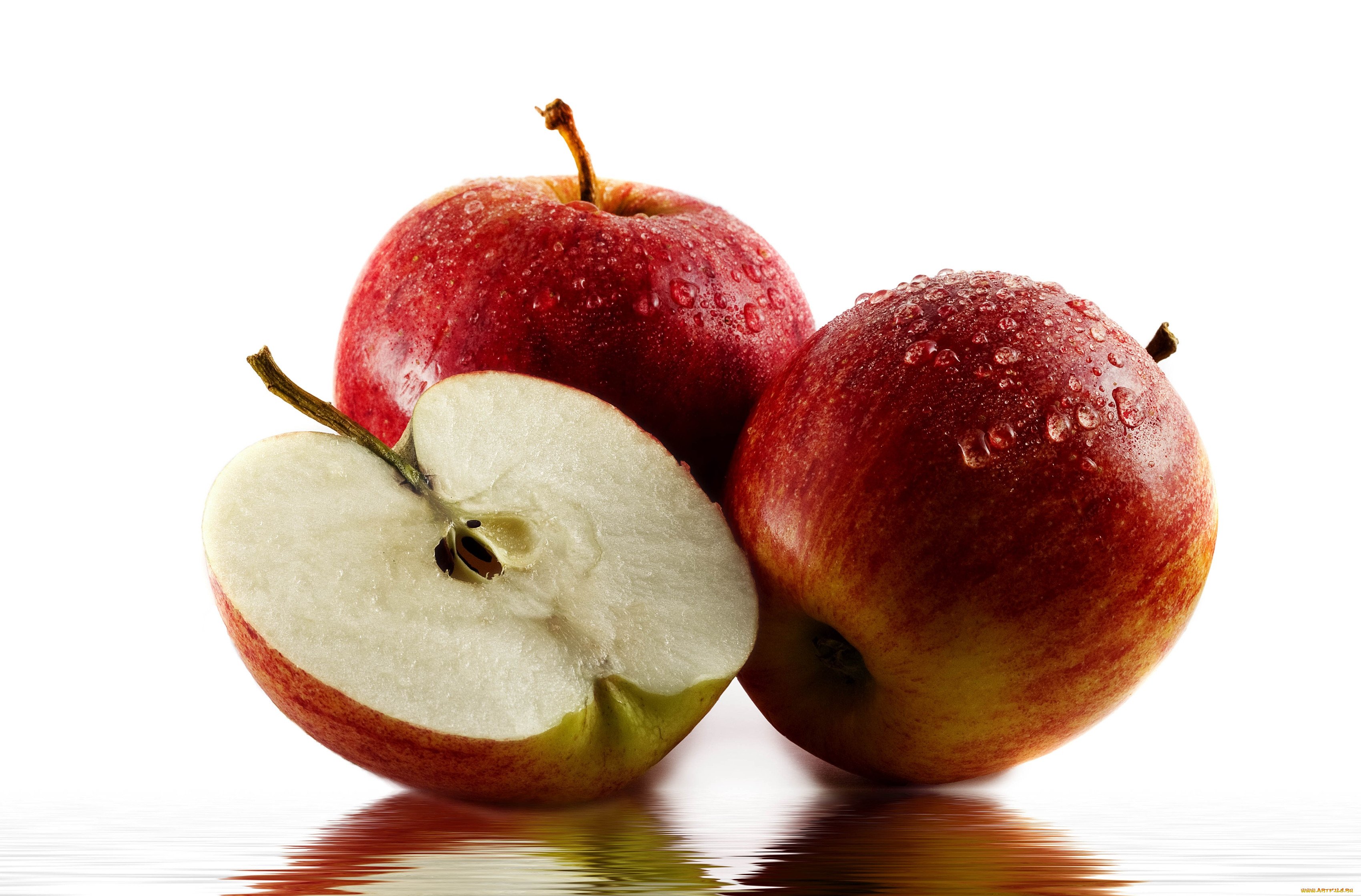 Половинка есть у яблока. Яблоко. Две половинки яблока. Половина яблока. Разрезанное яблоко.