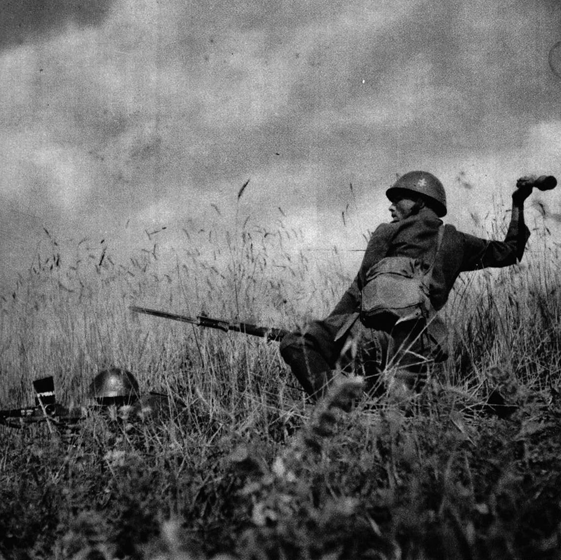 Нападение на поле. Солдаты 2 мировой войны. Советский солдат второй мировой войны 1941.
