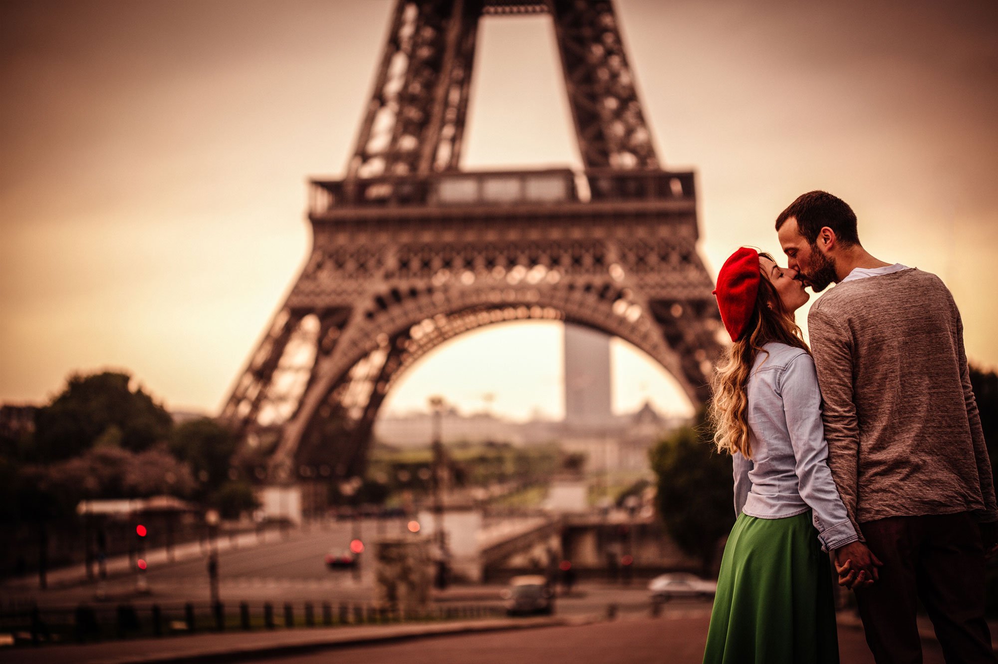 Скучаю по парижу. Влюбленные в Париже. Романтичный Париж. Париж романтика. Пара в Париже.