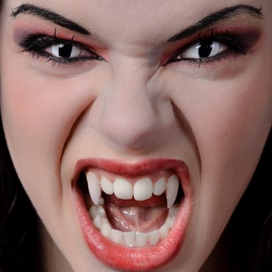 Девушка с вампирскими зубами