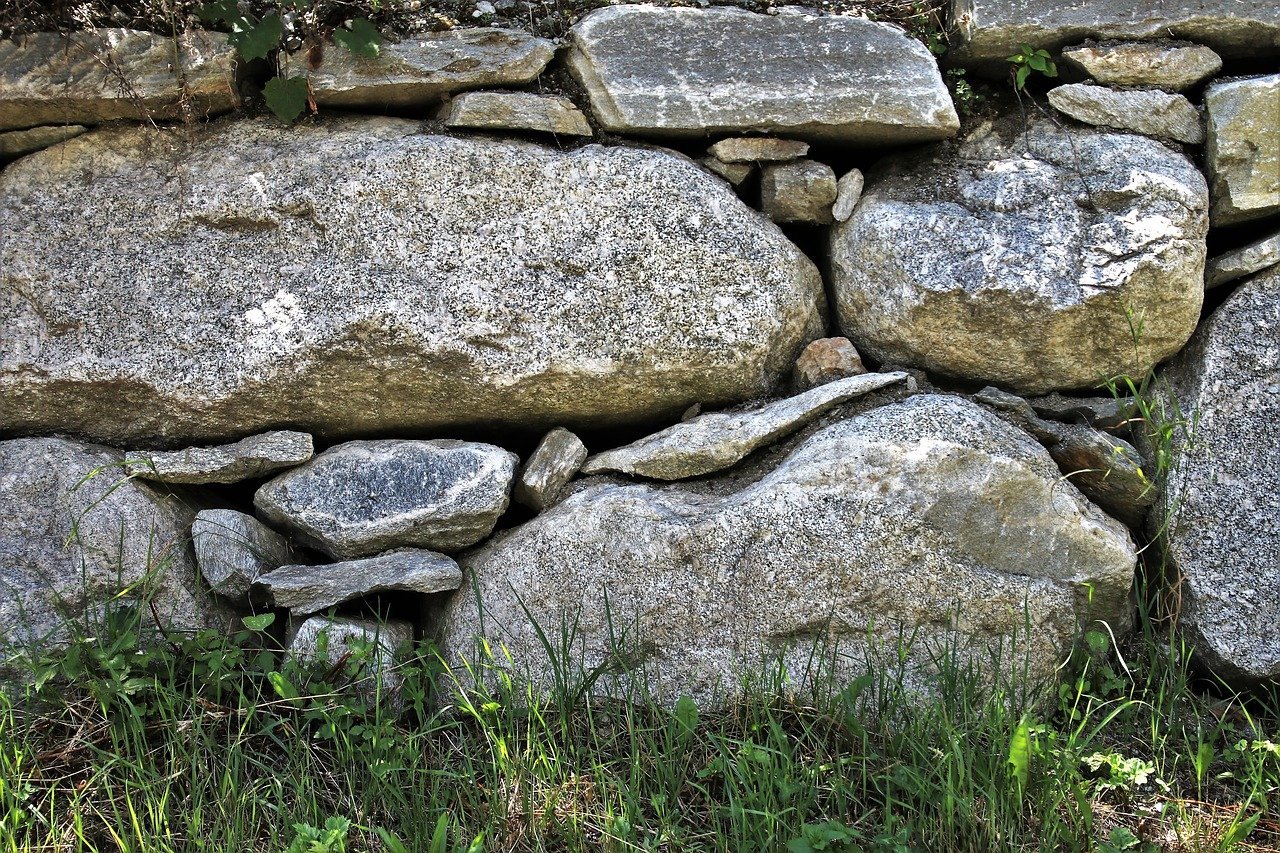 Маленький каменный рай. Стена из валунов. Стена из камня. Кладка камня. Каменная кладка.