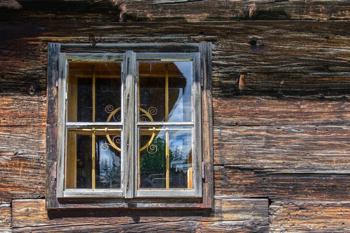 Окна старинный дом. Деревянные окна. Окно в деревенском доме. Старинные окна. Старые деревянные стеклопакеты.