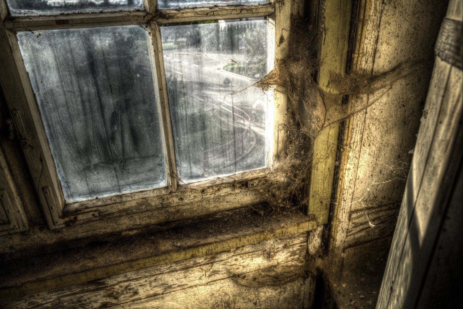 Окно голода. Старое окно. Старая оконная рама. Окно в заброшенном здании. Грязное окно.