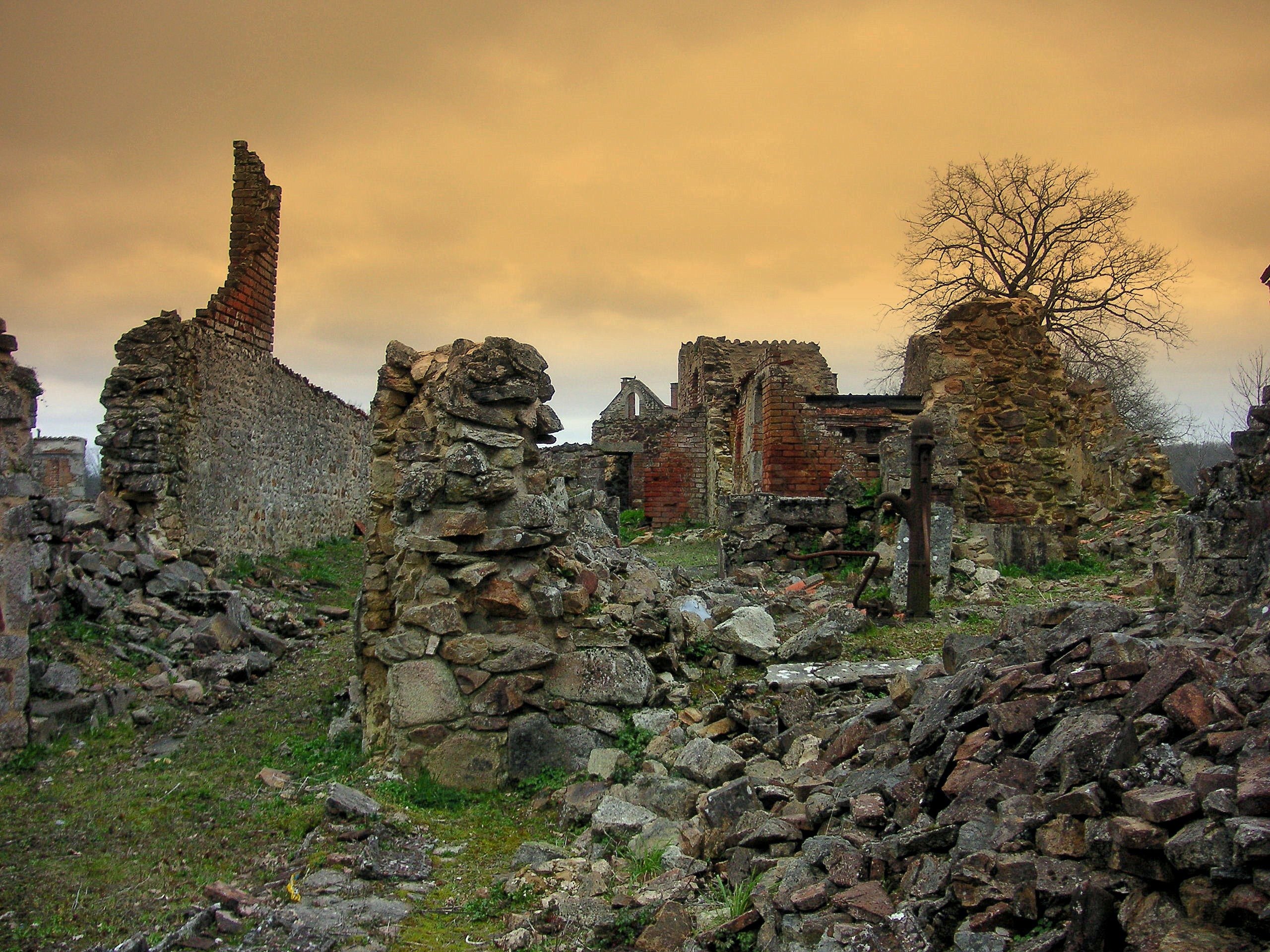 Связанный и разрушенный. Орадур-сюр-Глан, Франция. Умбрия Италия развалины. Дикло деревня руины крепости. Артемовск руины.