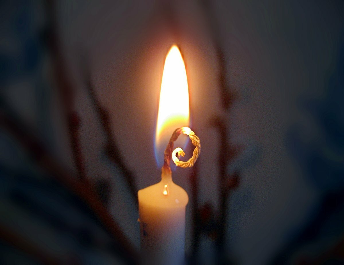Горящая свеча 22.03 2024. Горящие свечи. Горящая свеча. Свеча горела. Зажженная свеча.