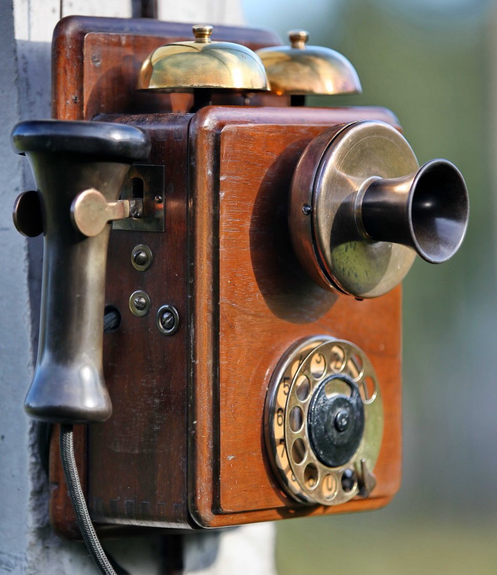 Самый старый прибор. ЭЛМОН Строуджер. Старый телефонный аппарат. Раритетный телефонный аппарат. Антикварный телефонный аппарат.