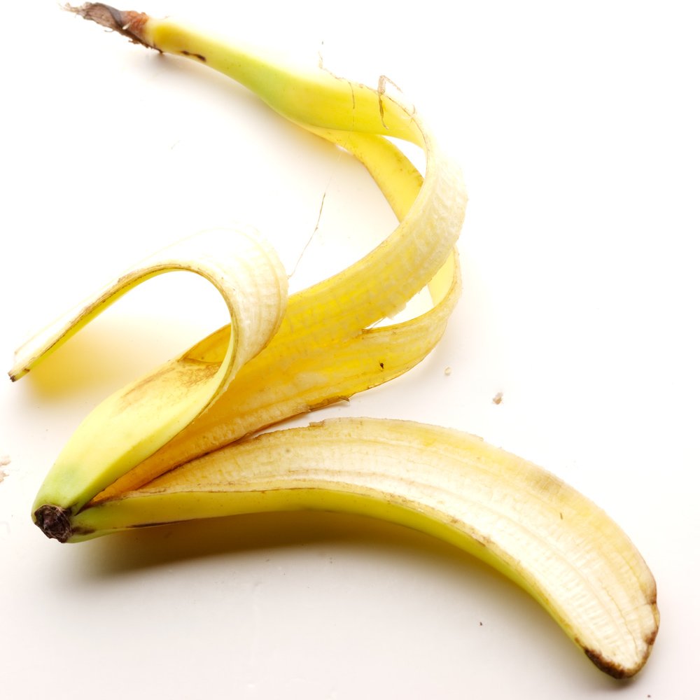 Корки бананов для цветов. Банановая кожура. Банановая шкурка. Кожура от банана. Шкурка от банана.