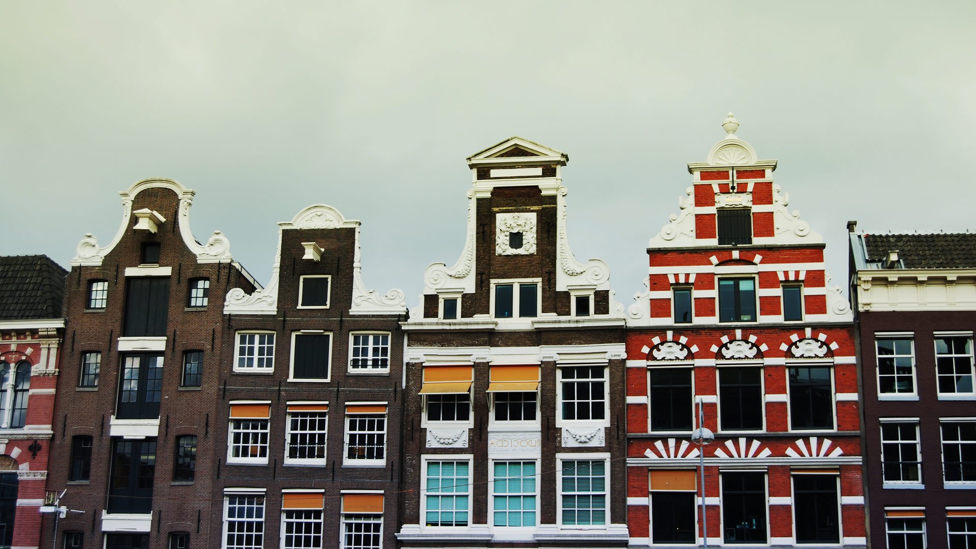 Голландский дом отзывы. Амстердам архитектура Нидерланды. Ганзейский стиль Амстердам. Амстердам голландские домики. Амстердам фасады зданий.