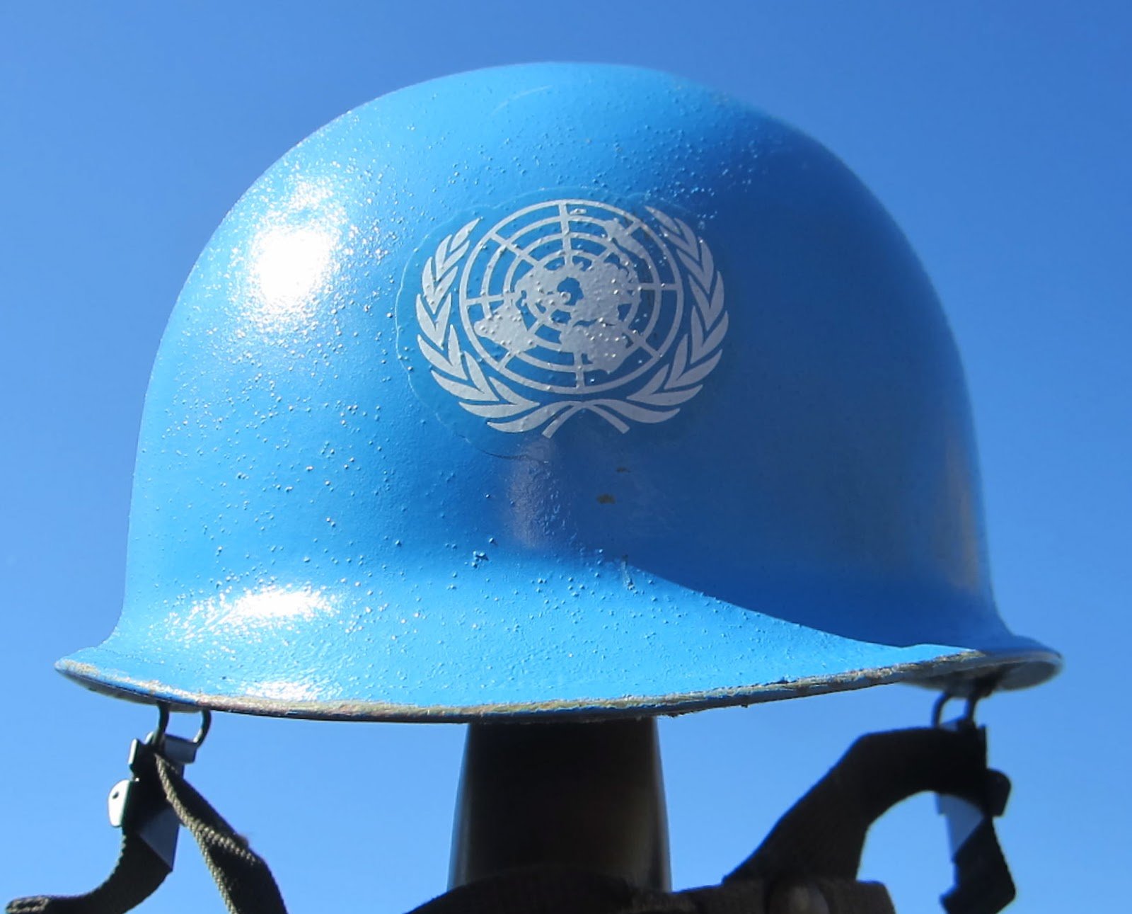 Армия оон. Миротворческие силы ООН. Миротворческая каска ООН. Шлем Миротворца ООН. Миротворческая миссия ООН - каска.