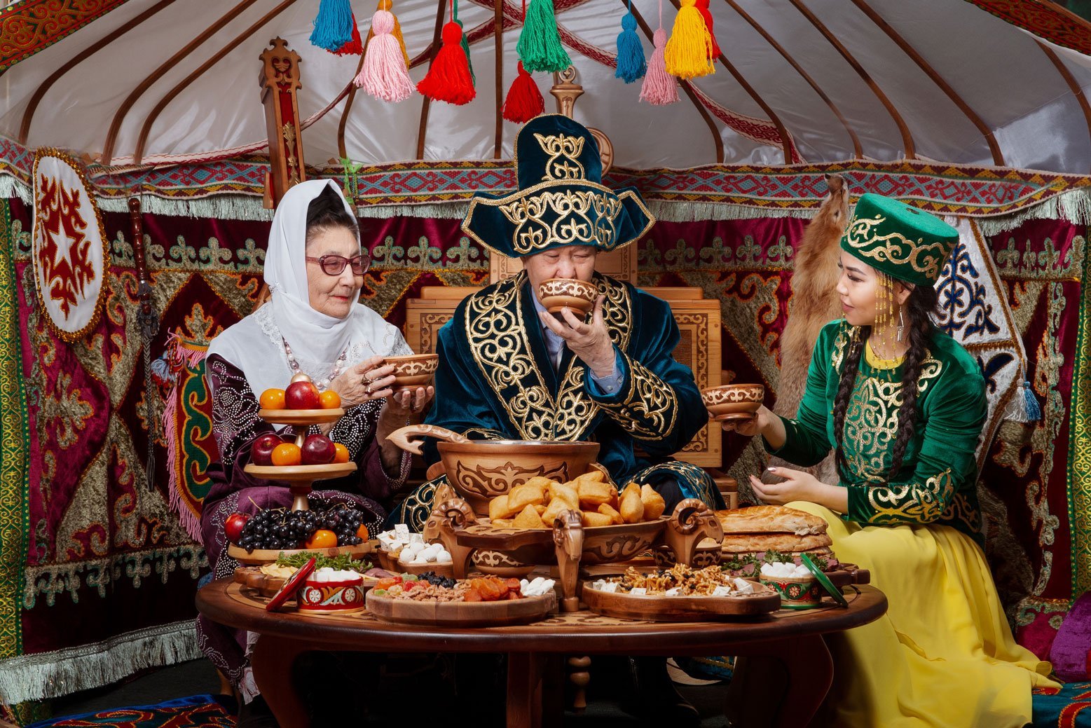 Kazakh traditional. Гостеприимство казахов. Казахские традиции. Гостеприимство казахского народа. Традиции казахского народа гостеприимство.