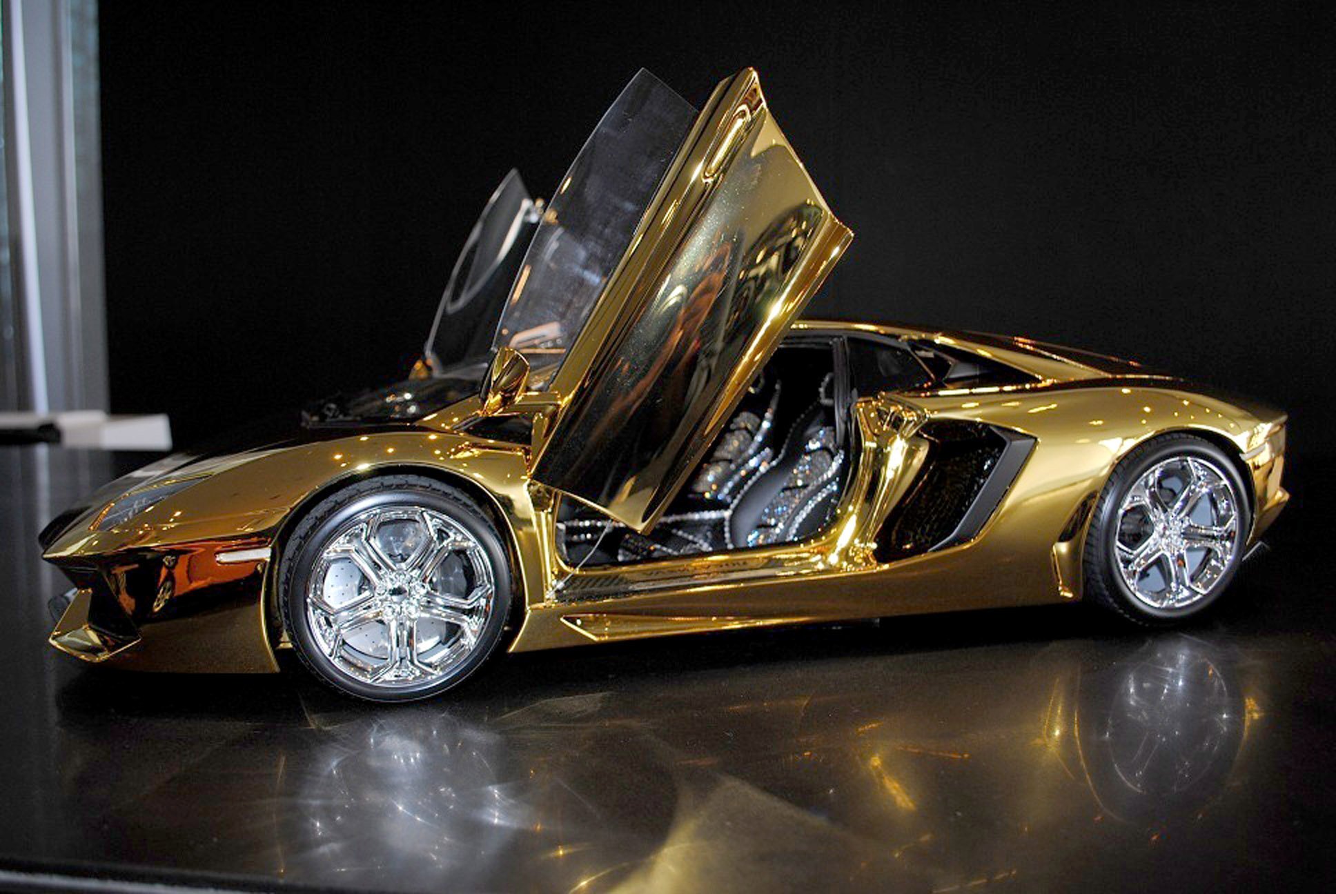 Машина за 1 доллар. Lamborghini Aventador lp700-4 Золотая. Lamborghini Aventador LP 700-4 из золота. Ламборджини авентадор Золотая Дубай.