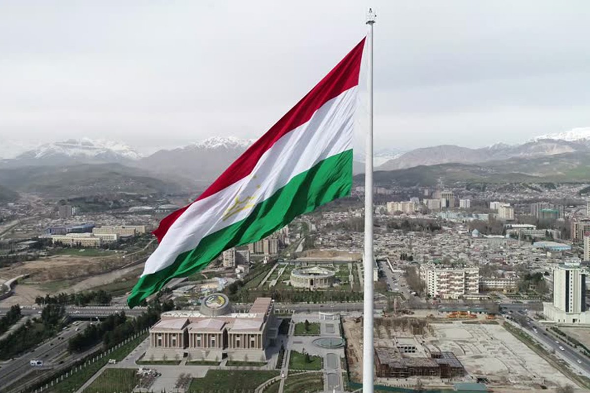 Точикистон арабистон прямой. Флаг Таджикистана. Таджикистан Таджикистан флаг. Национальный парк флага Таджикистана. Флаг Таджикистана 2022.