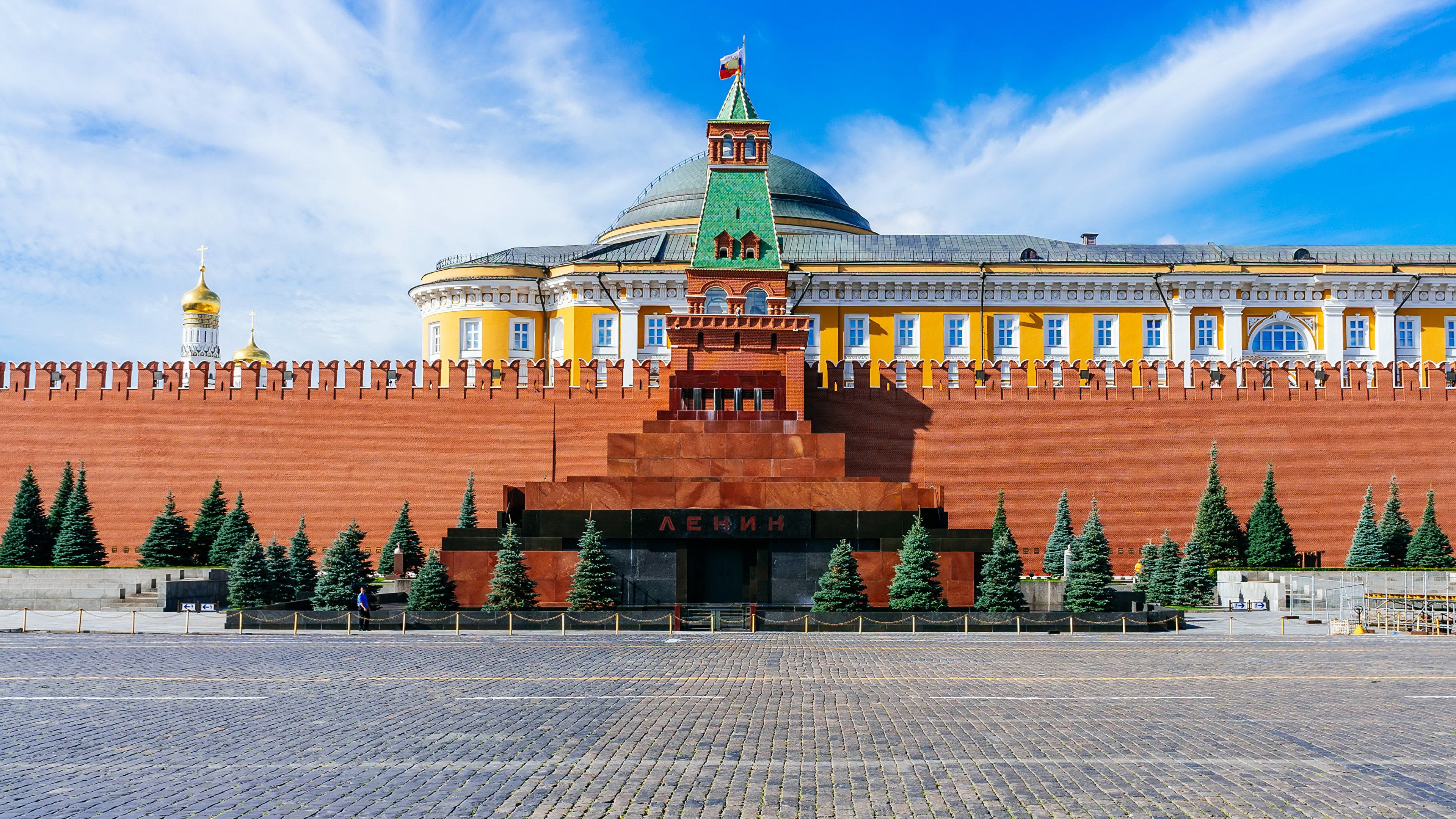 Кремлевские ленин. Ленин на красной площади в мавзолее. Москва Кремль мавзолей. Ленин в Кремле в мавзолее.