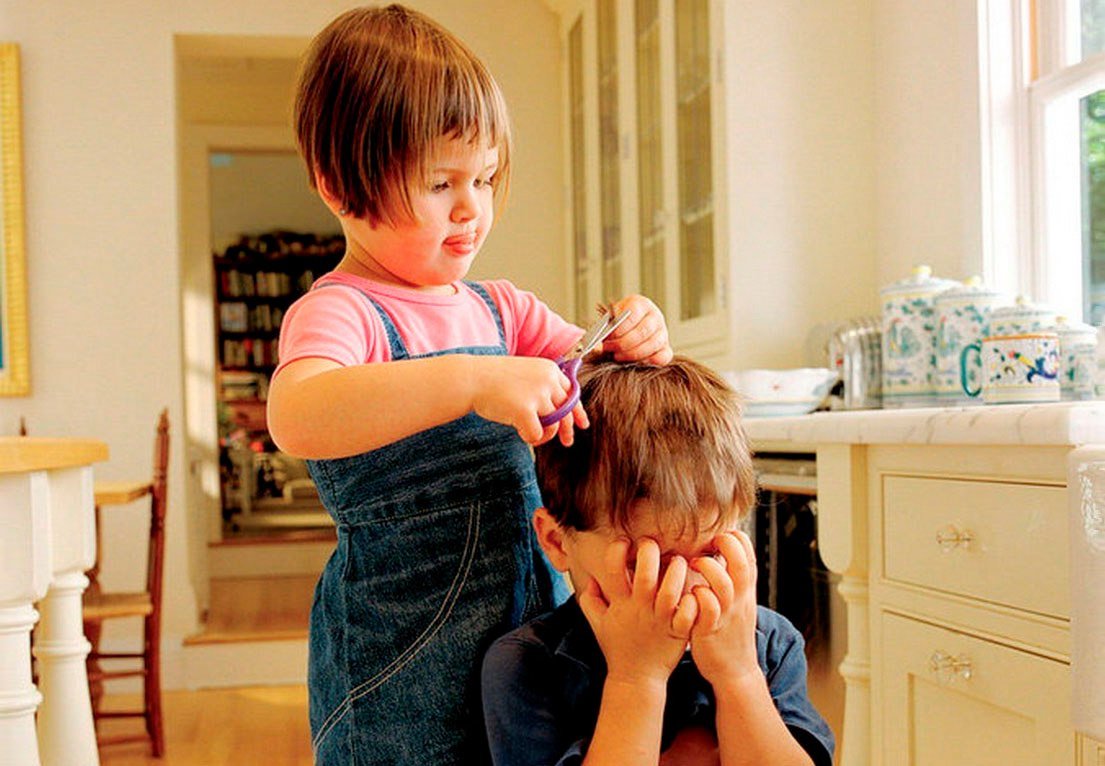 Как подстричь маму. Парикмахер для детей. Ребенка стригут. Ребенок стрижет волосы. Мама делает прическу.