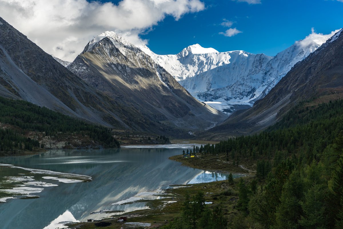 Самая высокая вершина восточной сибири. Природный парк Белуха Алтай. Золотые горы Алтая Белуха. Алтай гора Белуха озеро. Озеро Аккем горный.