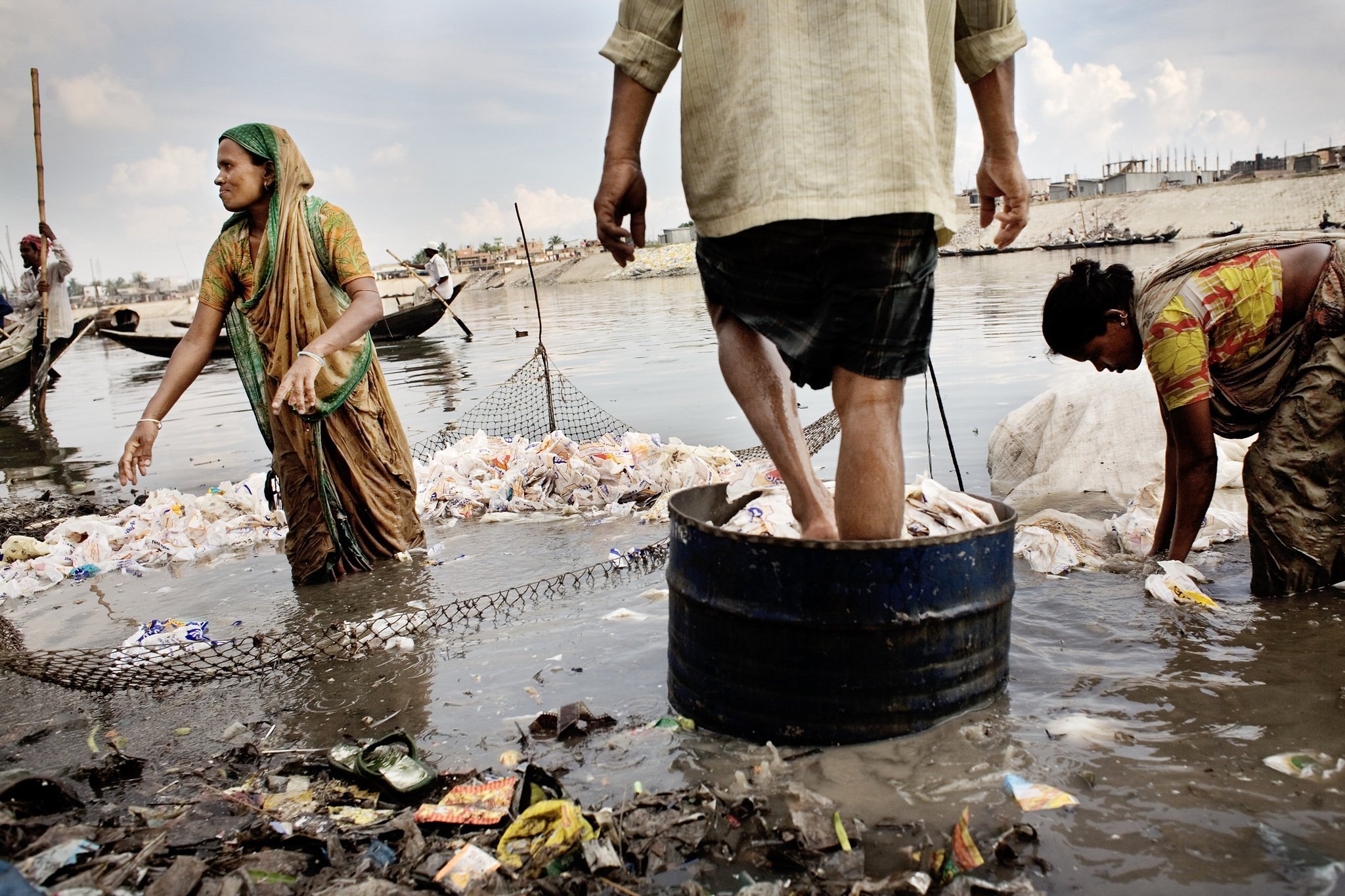 Стой грязная вода. Река ганг в Индии загрязнения. Буриганга река Бангладеш. Заражение питьевой воды, Бангладеш, Индия.