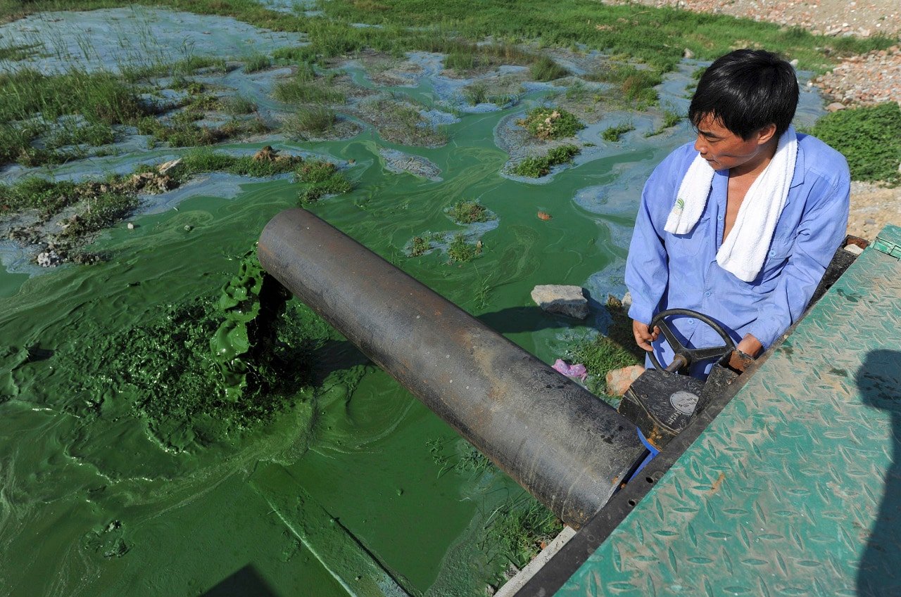 Сброс воды в водоем. Экологические проблемы Юго-Восточной Азии. Загрязнение воды. Сточные воды. Химическое загрязнение воды.