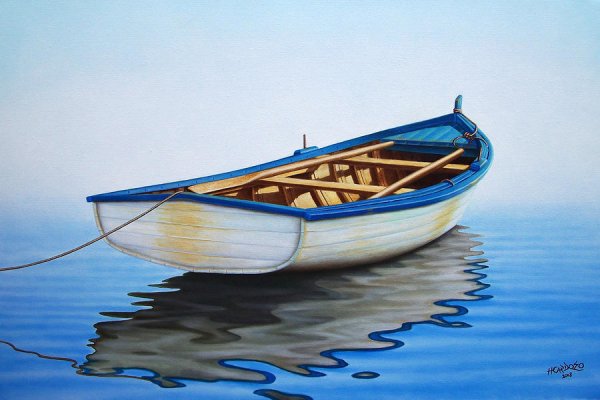 Лодка деревянная на воде
