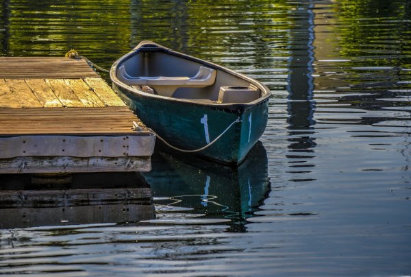 Лодка деревянная на воде