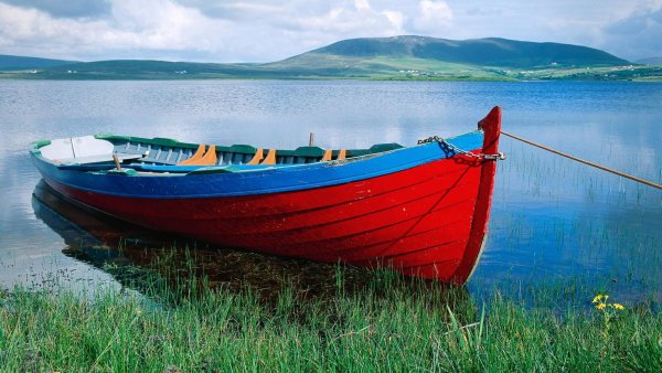Лодка деревянная на воде