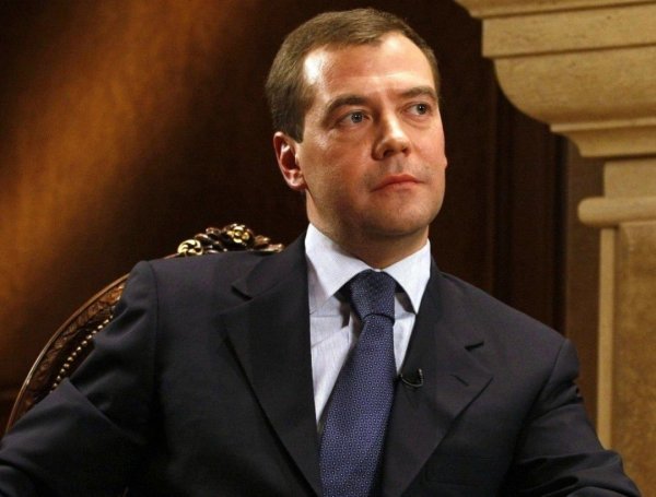 Дмитрий медвдедв смеётся