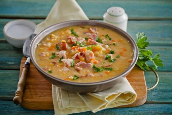 Гороховый суп с копченостями и гренками
