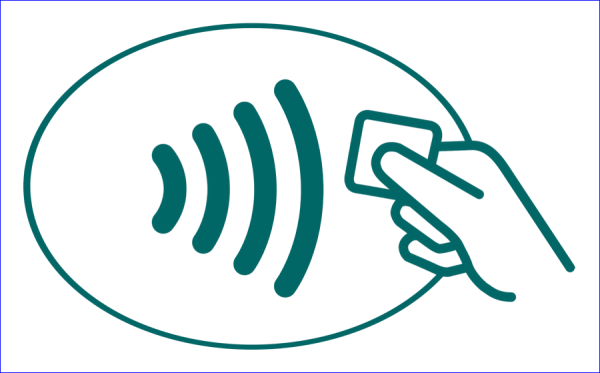 NFC-метка прикладывает смартфон