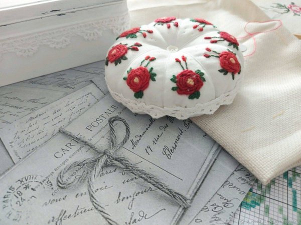 Вышитая игольница