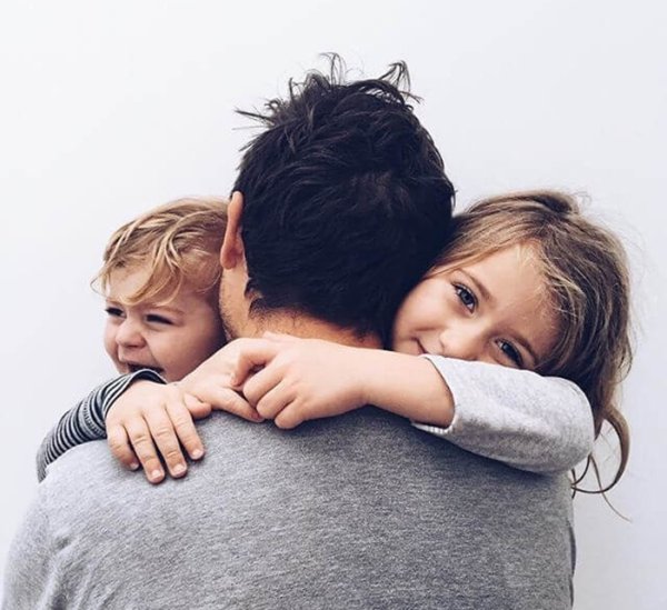 Объятия детей и родителей