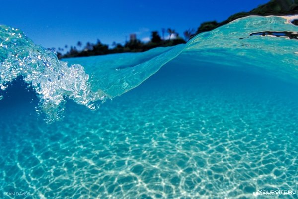Голубая прозрачная вода
