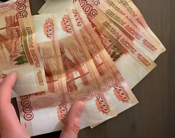 Тысячные купюры в руках