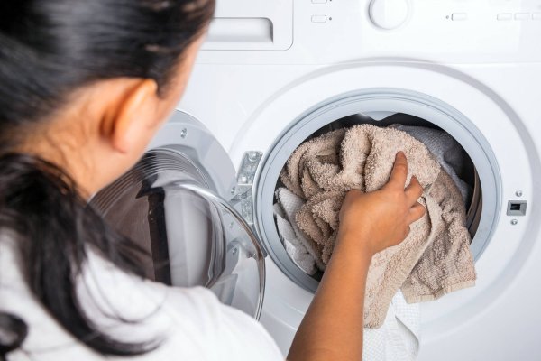 Загружать белье в стиральную машину