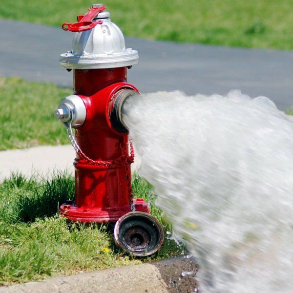 Гидрант прорвало