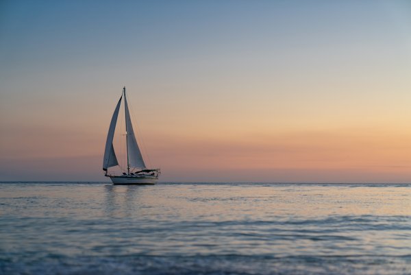 Яхта в море