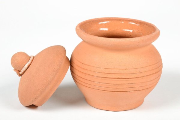 Глиняный горшок с крышкой